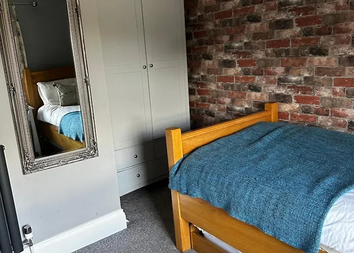 Ivy House, Three Bed Cottage, Parking Garden