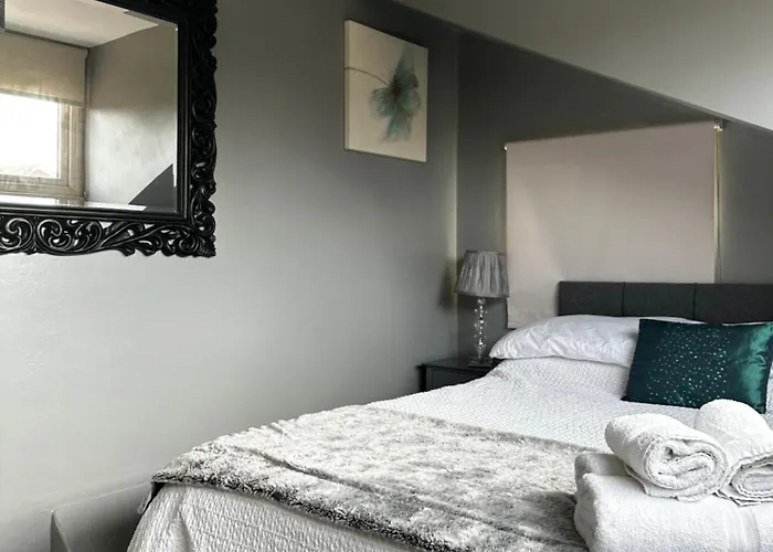 Ivy House, Three Bed Cottage, Parking Garden