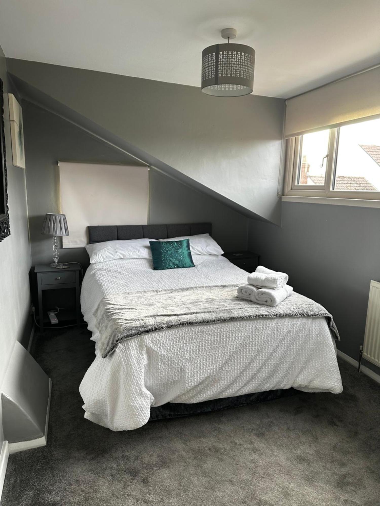 Ivy House, Three Bed Cottage, Parking Garden